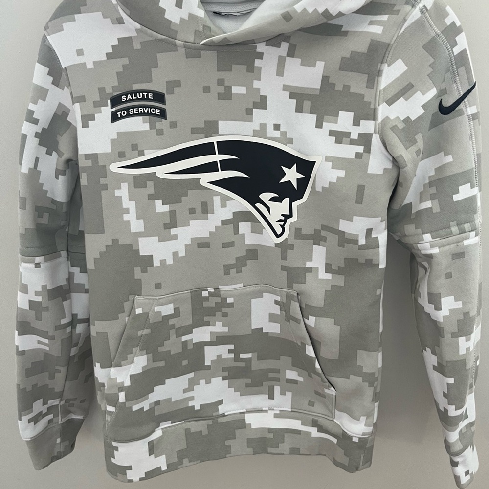 Nike Youth Large NE Patriots Salute to Service hoodie. EUC, worn twice.